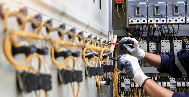 Professional Electrician technician working in Hillsboro, IL